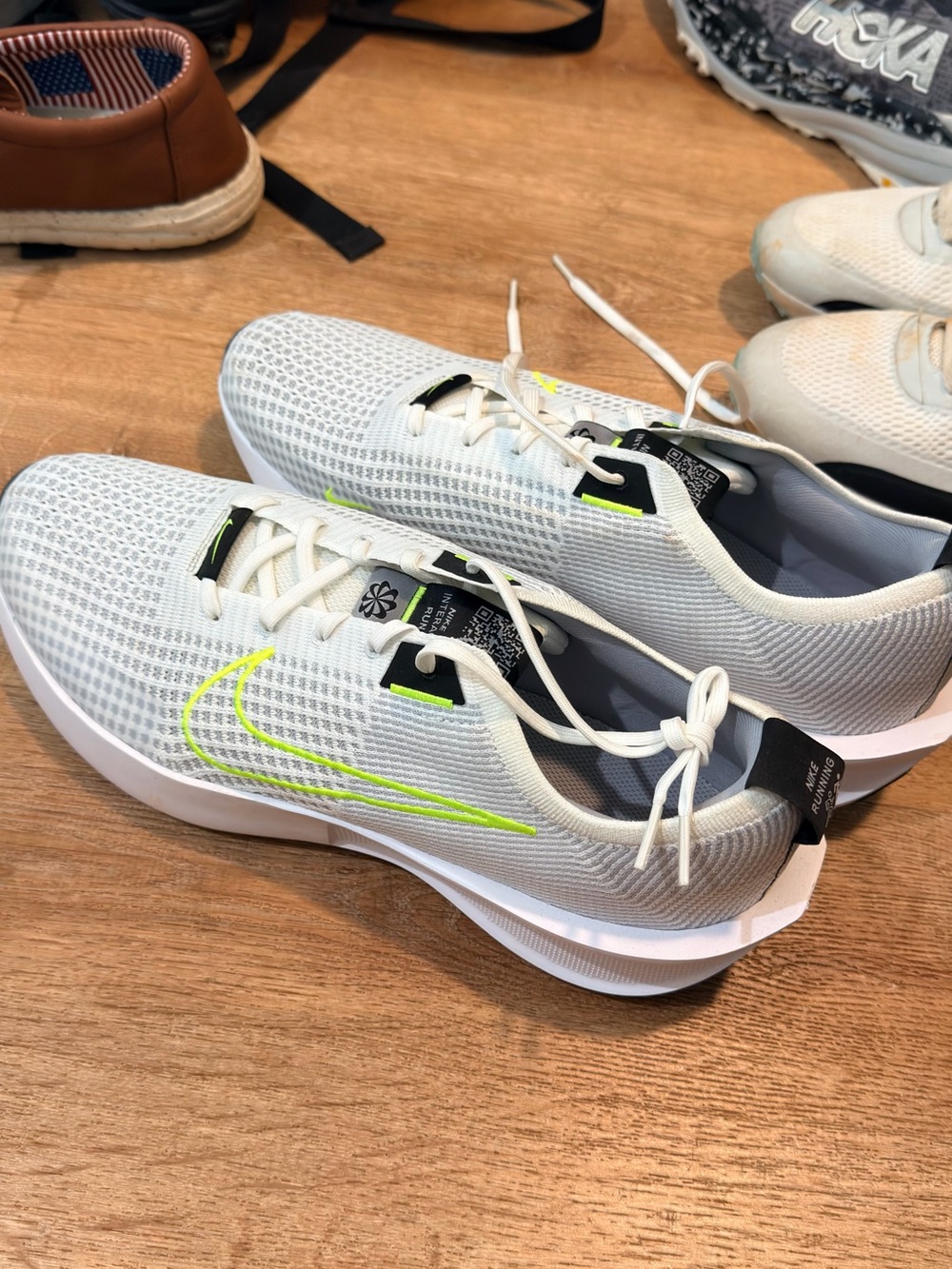 Nike Men’s Light Gray Running Sneakers with Neon Yellow Swoosh